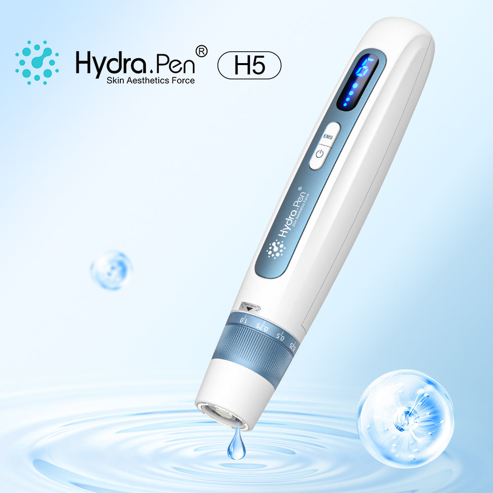 Acélkék Hydra Pen H5 behelyezett tartályos tűmodullal, kék háttér előtt